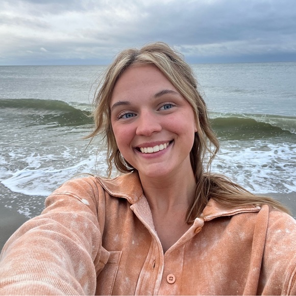 Meet your Posher, Caitlin - Picture 1 of 4